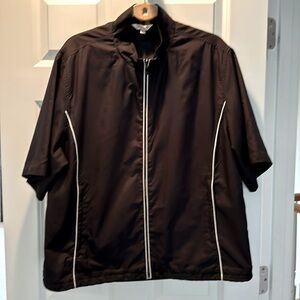 Women’s half sleeve wind shirt.